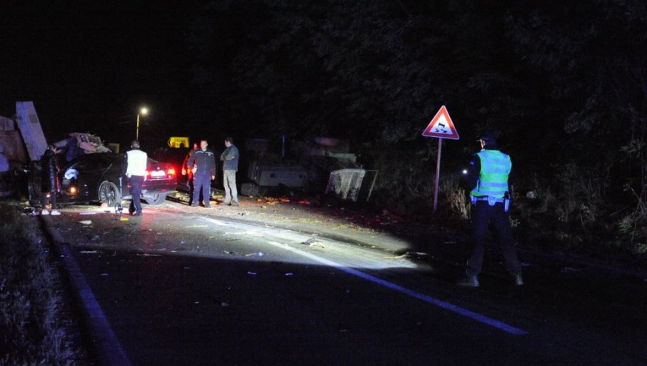 U sudaru automobila i traktora poginula jedna osoba (FOTO)