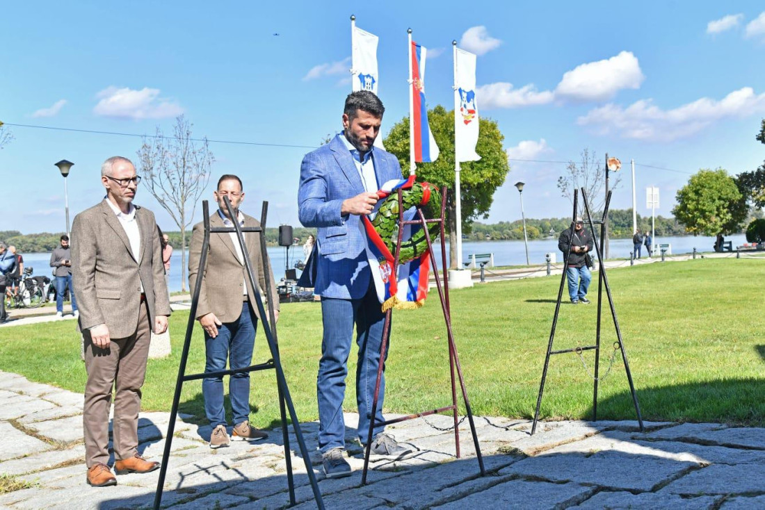 Šapić položio venac na Spomenik braniocima Beograda